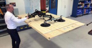 ケース別紹介！バキュームリフトご活用例②～木材の運搬・加工～