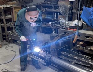 溶接すると曲がるのはなぜ？「歪み」と職人技の世界